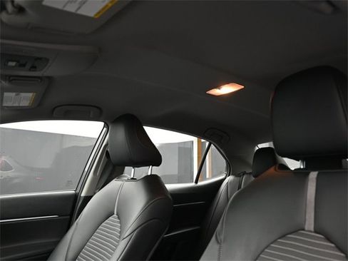 Used 2022 Toyota Camry SE image 23