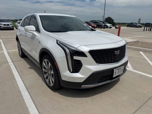 Used 2022 Cadillac XT4 Premium Luxury w/ Technology Package FWD image 4
