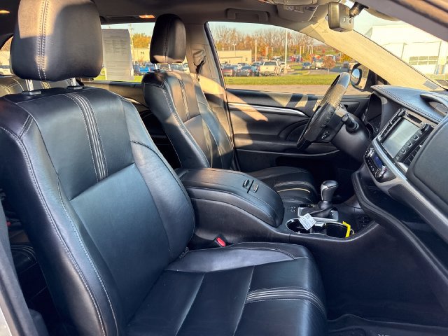 Used 2017 Toyota Highlander SE AWD/4WD image 13