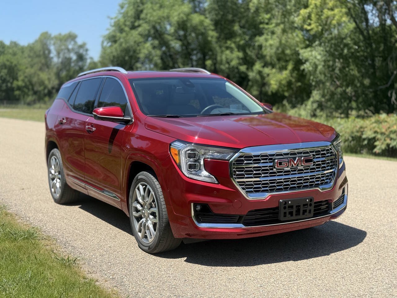 Used 2023 GMC Terrain Denali w/ Denali Premium Package AWD/4WD image 2