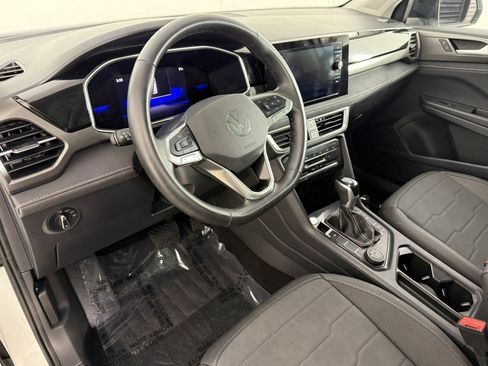 Used 2025 Volkswagen Taos SE image 17