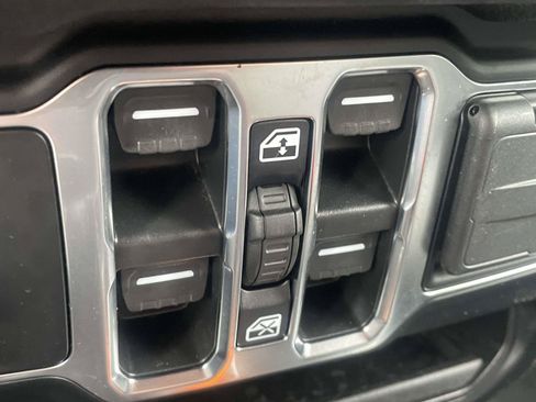 Used 2024 Jeep Wrangler Unlimited w/ Convenience Group AWD/4WD image 6