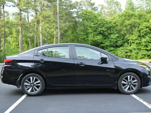 Used 2021 Nissan Versa SV FWD image 4