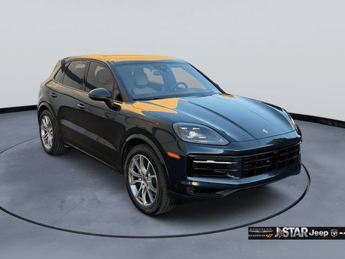 Used 2024 Porsche Cayenne AWD/4WD image 3