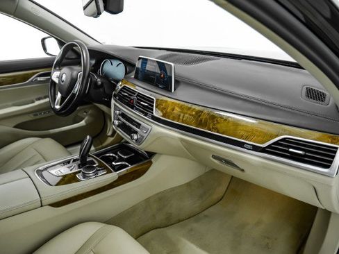 Used 2017 BMW 740i xDrive image 10