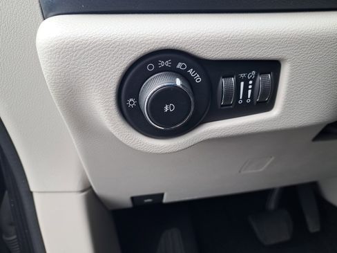 Used 2017 Chrysler Pacifica Touring Plus w/ Tire & Wheel Group image 26