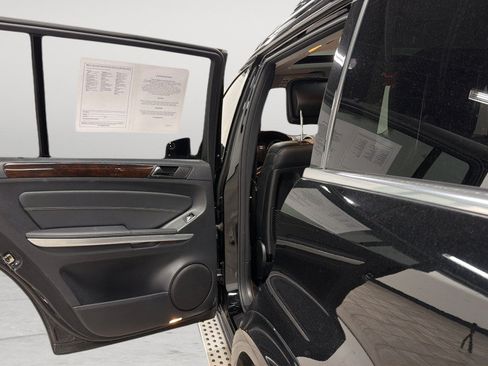 Used 2011 Mercedes-Benz GL 550 4MATIC image 37