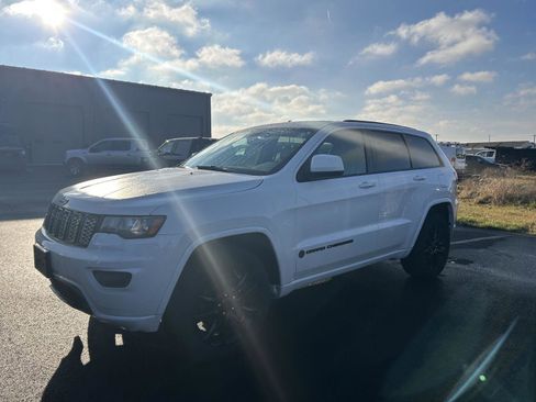 Used 2018 Jeep Grand Cherokee Altitude image 2