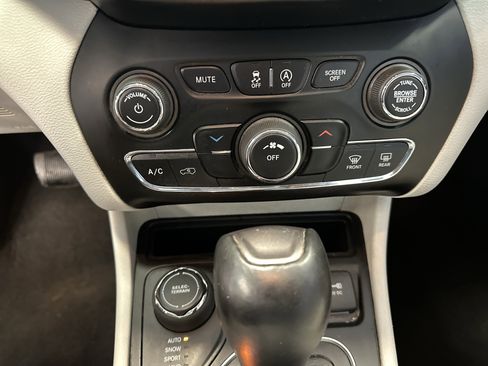 Used 2021 Jeep Cherokee Latitude Lux image 31