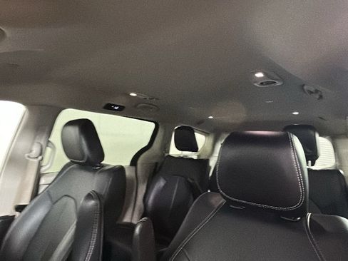 Used 2024 Chrysler Pacifica Limited FWD image 15
