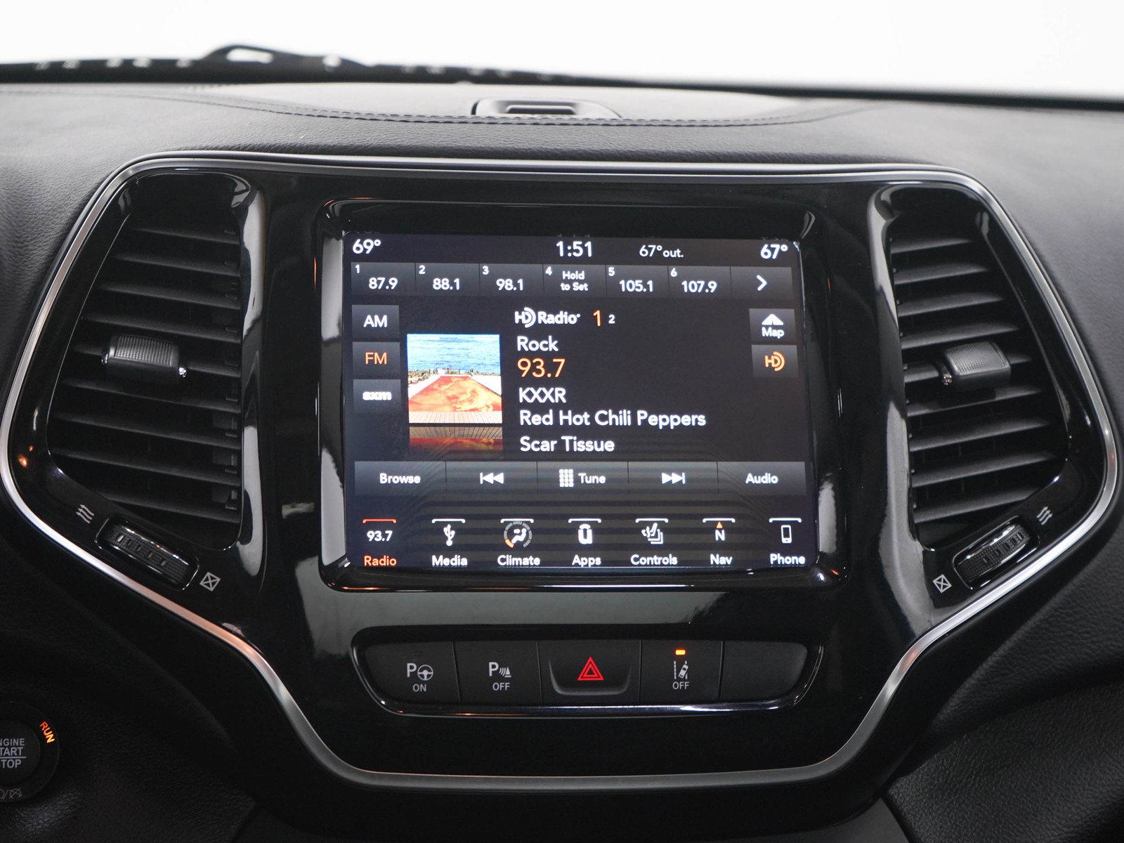 Used 2019 Jeep Cherokee Limited w/ Luxury Group AWD/4WD image 16