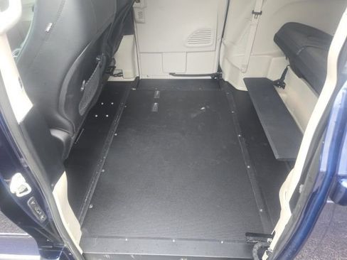 Used 2020 Chrysler Pacifica Touring-L FWD image 18