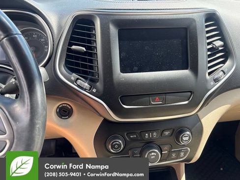 Used 2019 Jeep Cherokee Latitude w/ Cold Weather Group AWD/4WD image 11