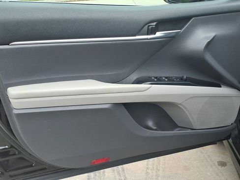 Used 2020 Toyota Camry SE image 19