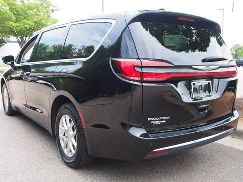Used 2024 Chrysler Pacifica Touring-L FWD image 5