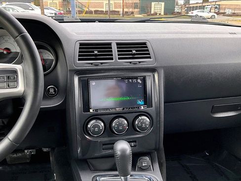 Used 2014 Dodge Challenger SXT image 8