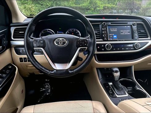 Used 2017 Toyota Highlander Limited Platinum AWD/4WD image 6