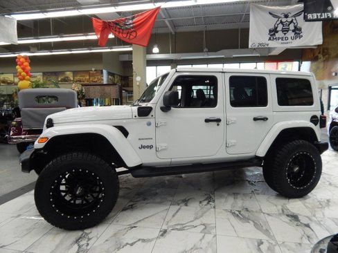 Used 2024 Jeep Wrangler Unlimited Sahara w/ Technology Group image 9