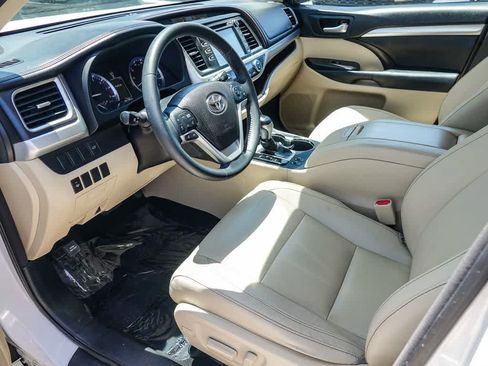 Used 2016 Toyota Highlander XLE w/ Preferred Accessory Package FWD image 10