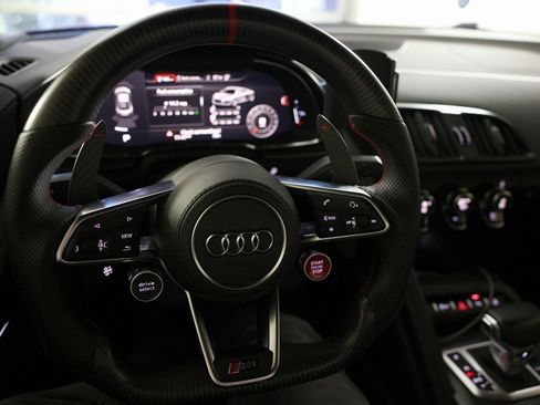 Used 2017 Audi R8 V10 w/ Carbon Exterior Package image 27