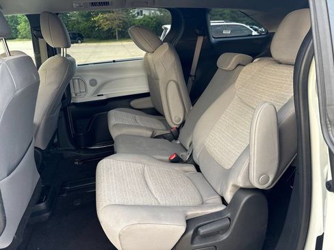 Used 2025 Toyota Sienna LE FWD image 21