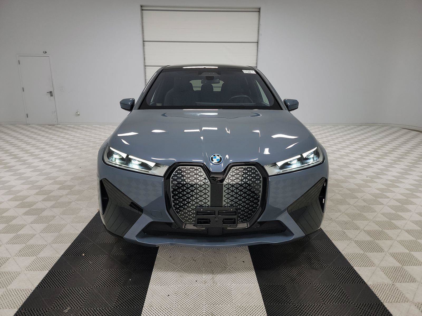 Used 2024 BMW iX xDrive50 w/ Sport Package AWD/4WD image 2