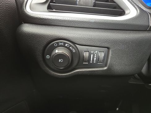 Certified 2024 Chrysler Pacifica Limited w/ Uconnect Theater Family Group image 30