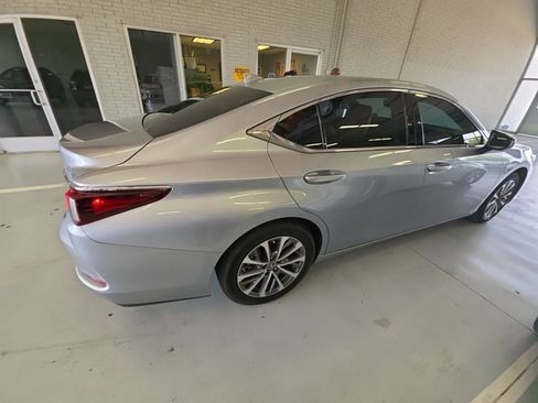 Used 2022 Lexus ES 350 w/ Premium Package FWD image 2