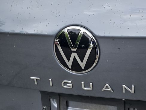 Used 2023 Volkswagen Tiguan SE w/ Panoramic Sunroof Package FWD image 31