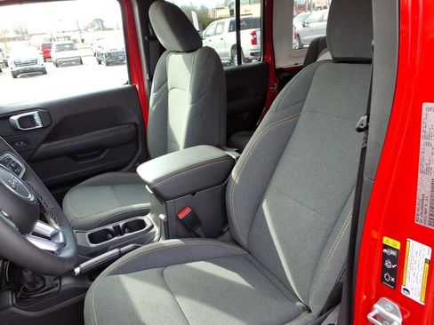 Used 2025 Jeep Wrangler Unlimited Sahara image 11