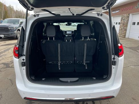 New 2026 Chrysler Pacifica Select image 20