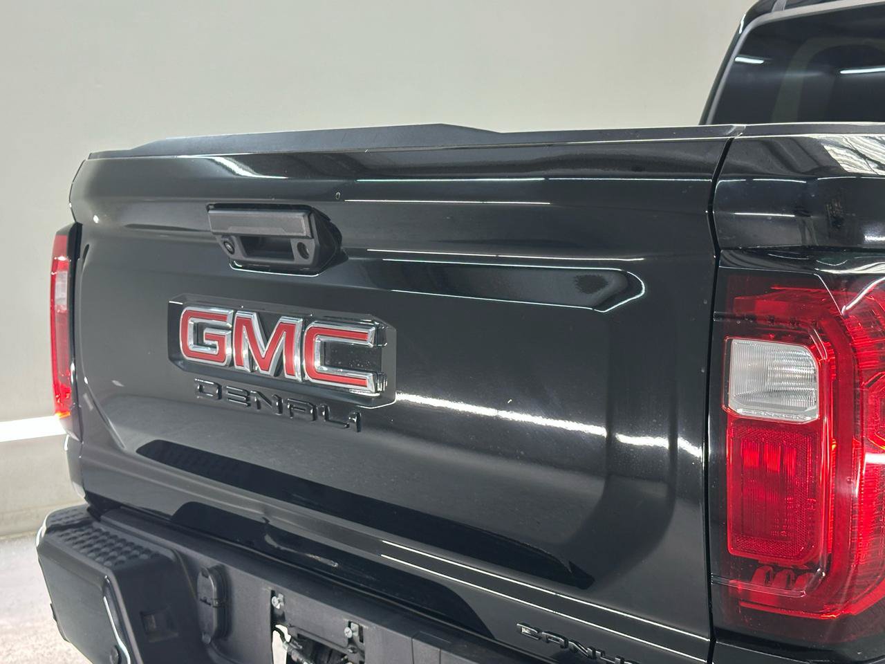 Used 2024 GMC Canyon Denali AWD/4WD image 9