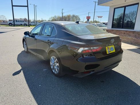 Used 2022 Toyota Camry LE image 5