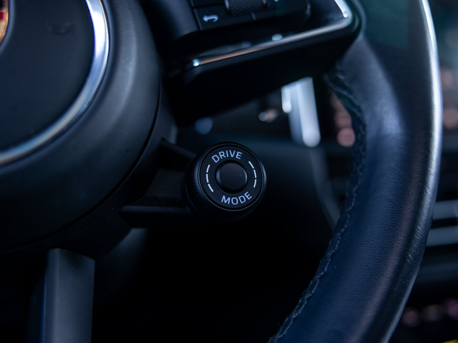 Certified 2023 Porsche Macan S AWD/4WD image 33
