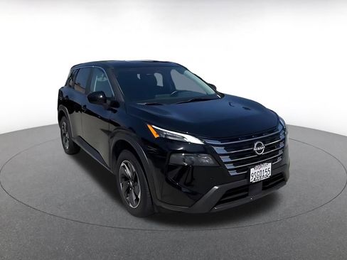 Used 2025 Nissan Rogue SV FWD image 3