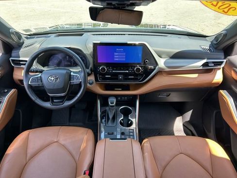 Used 2023 Toyota Highlander Platinum AWD/4WD image 11