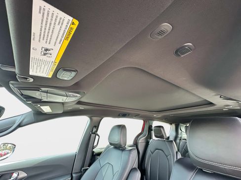 New 2026 Chrysler Pacifica Select image 33