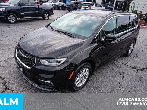Used 2023 Chrysler Pacifica Touring-L FWD image 18
