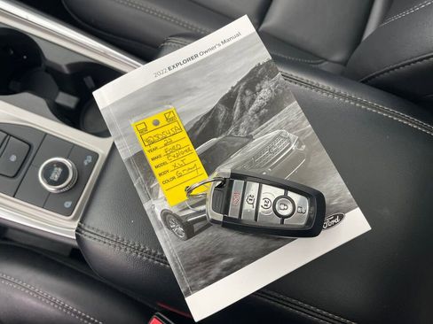 Used 2022 Ford Explorer XLT w/ Equipment Group 202A image 4
