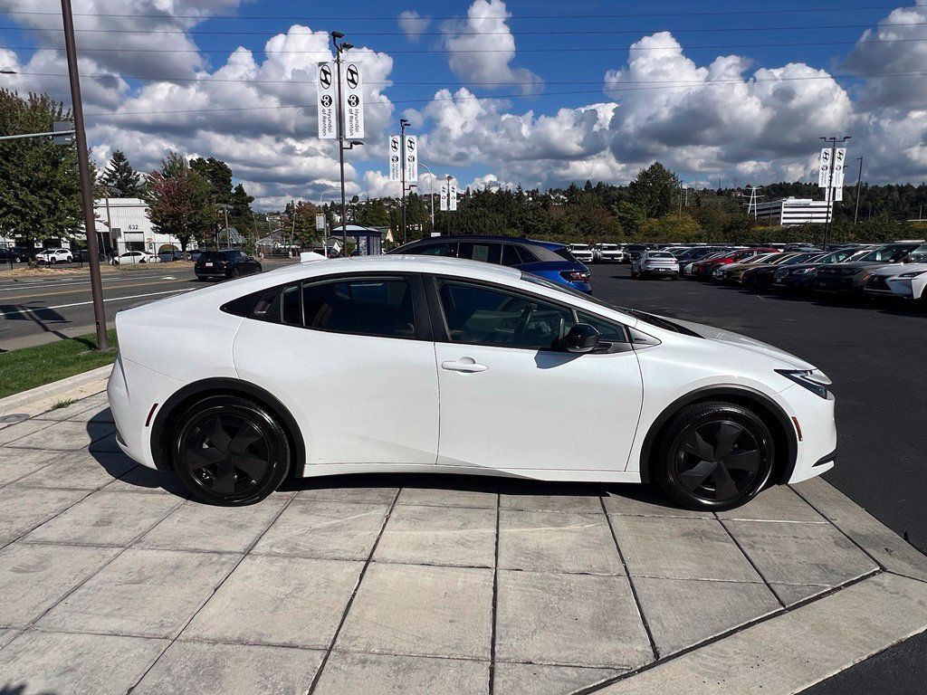 Used 2025 Toyota Prius LE FWD image 6