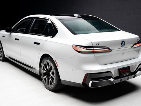 Used 2024 BMW i7 M70 AWD/4WD image 25