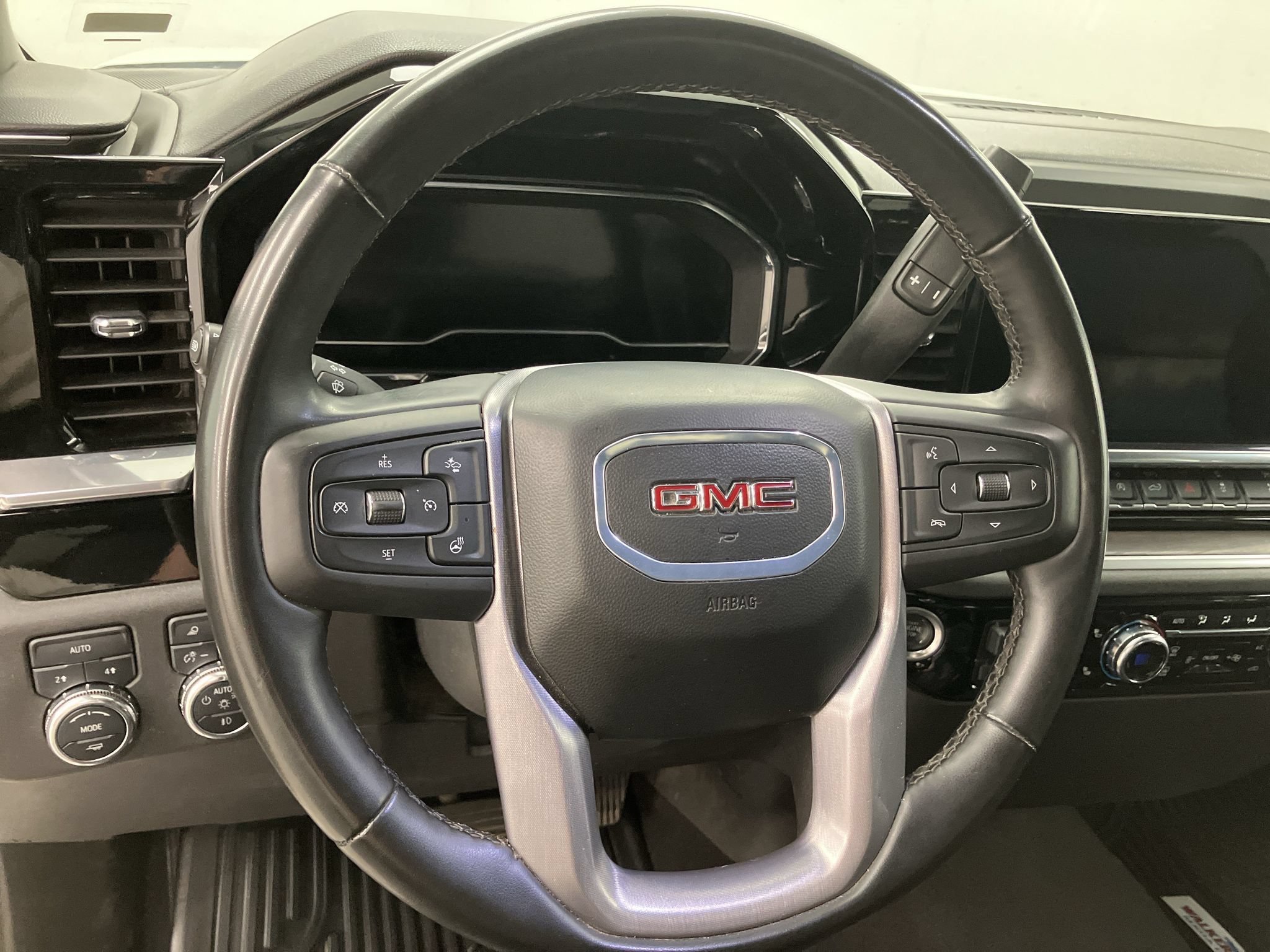 Used 2025 GMC Sierra 1500 SLT AWD/4WD image 11