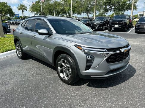 Used 2025 Chevrolet Trax LT w/ LT Convenience Package FWD image 3