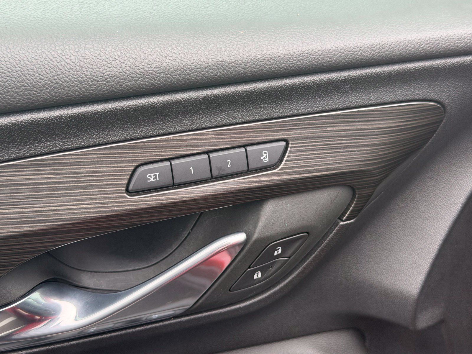 Used 2023 GMC Terrain SLT w/ Infotainment Package II FWD image 14