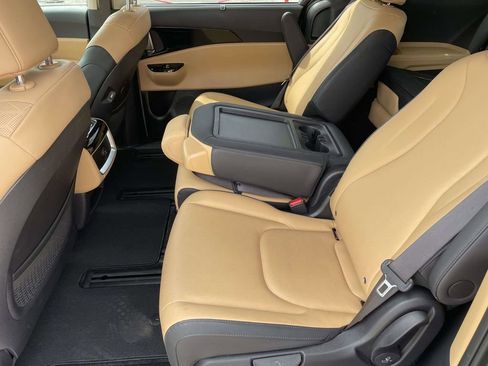 Used 2024 Kia Carnival EX image 12
