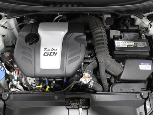 Used 2016 Hyundai Veloster Turbo image 19