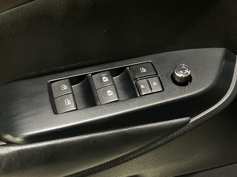 Used 2019 Toyota Highlander XLE AWD/4WD image 16