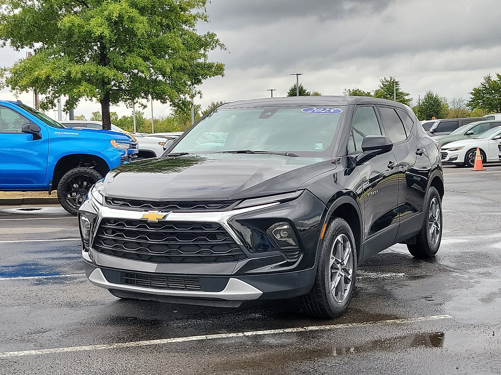 Used 2025 Chevrolet Blazer LT FWD image 2