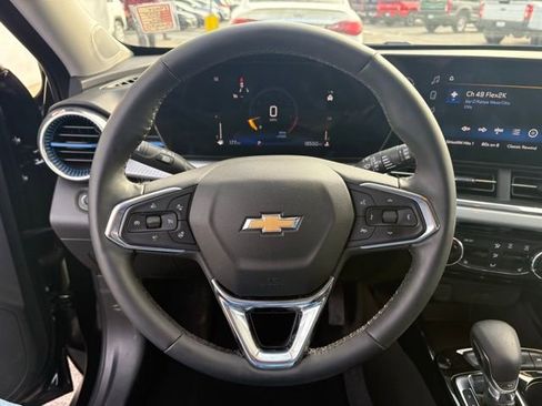 Used 2025 Chevrolet Trax LT w/ LT Convenience Package image 15