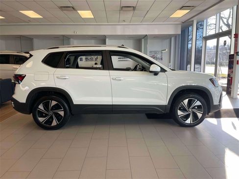 New 2025 Volkswagen Taos SE image 5